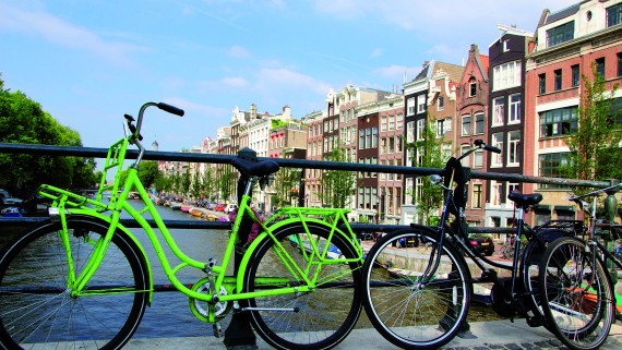 Twee fietsen staan tegen de reling van een brug