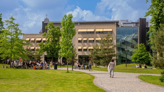 campus gebouw en studenten die lopen