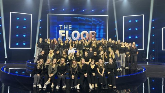 Groepsfoto tijdens een excursie in een tv-studio