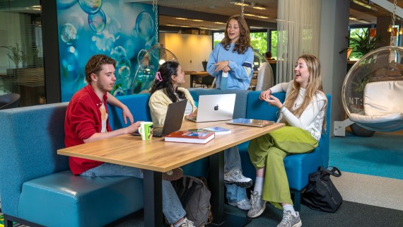 Een groepje lachende studenten