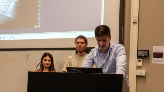 Victor en twee andere studenten vertellen over hun onderzoek