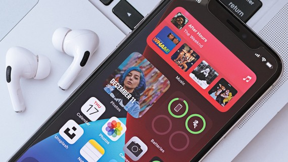 iiPhone en airpods op tafel
