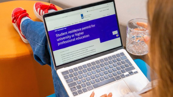 Student bezoekt website IND voor verblijfsvergunning