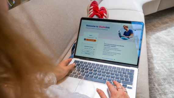 Student bezoekt website Studielink op laptop