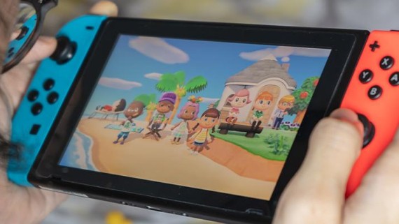 Iemand speelt een videogame