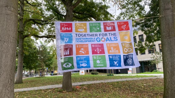 Een vlag met de duurzaamheidsprincipes van BUas