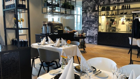Tafels zijn mooi gedekt in het BUas restaurant