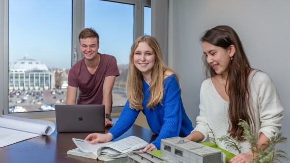 Drie studenten laten hun maquettes zien
