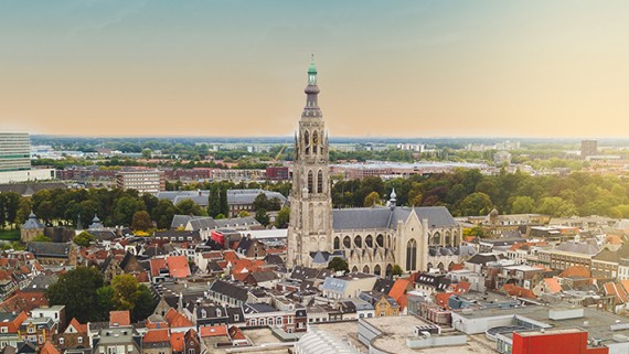 Zicht op de kerktoren van Breda vanuit de lucht