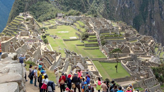 Een groep toeristen bezoekt ruines in de bergen