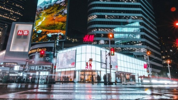 Een gebouw met reclamezuilen in de avond
