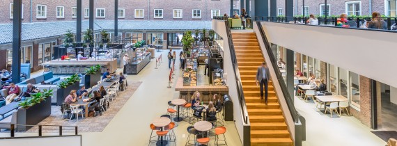 Studenten werken in het atrium op de BUas campus