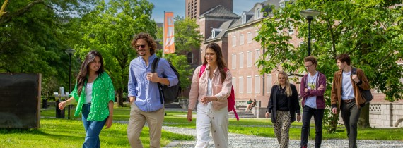 Studenten lopen over de BUas campus
