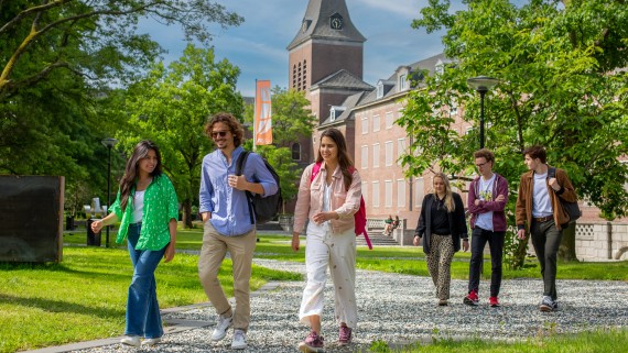 Studenten lopen over de BUas campus