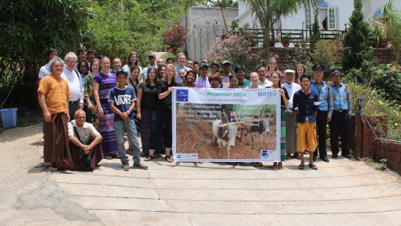 Groepsfoto van studenten en locals in Myanmar