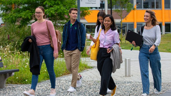 Vijf studenten lopen over de BUas campus