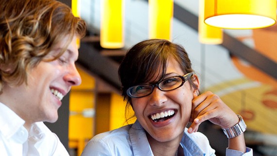 Twee lachende studenten