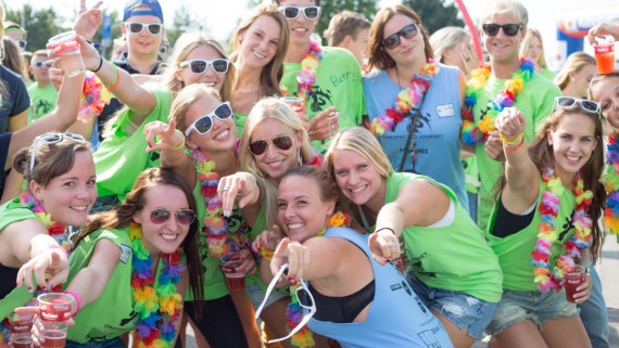 Studenten aan het feestvieren tijdens de introductieweek
