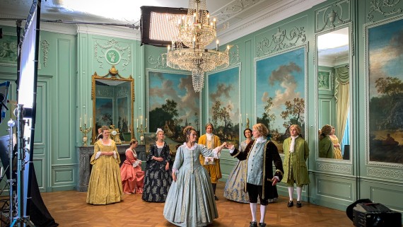 Mensen in oude kostuums in het Markiezenhof