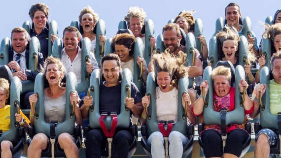 Gillende mensen in een achtbaan