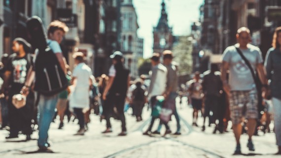 Veel mensen in een drukke stad