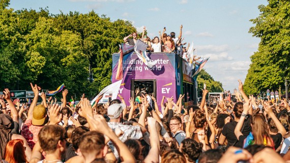 Feestende mensen op een wagen tijdens Pride