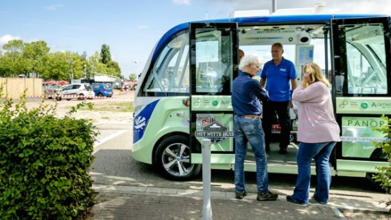Een zelfrijdende bus met passagiers