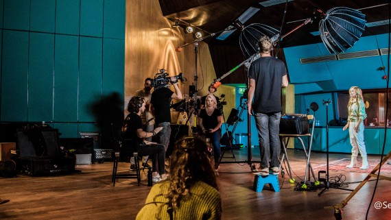 Een video wordt opgenomen op een filmset