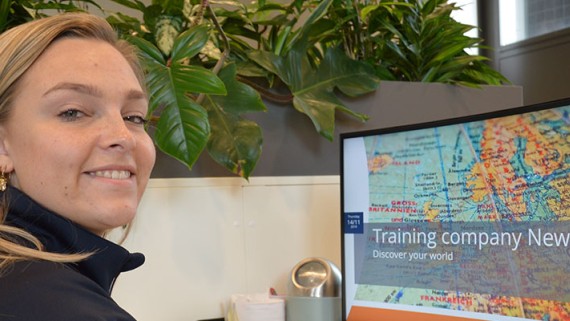 Portretfoto van een vrouw voor een scherm over Newways