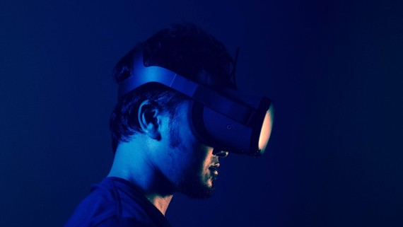 Iemand kijkt door een VR-bril