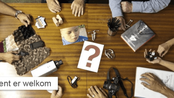 Een tafel waaraan mensen overleggen