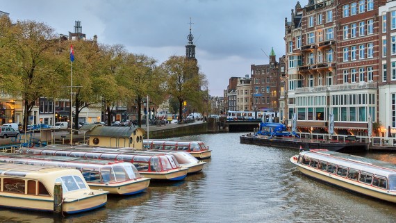 Rondvaartboten in een stad