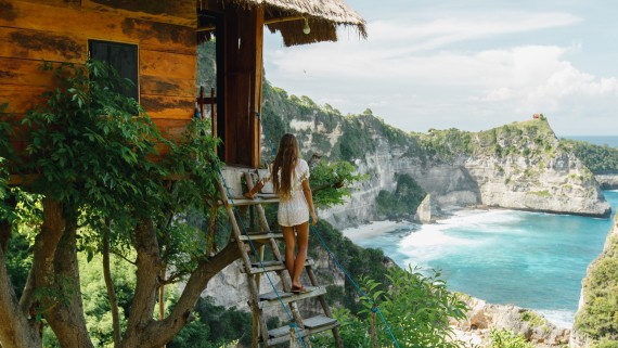 Iemand in een vakantiehuisje aan het water