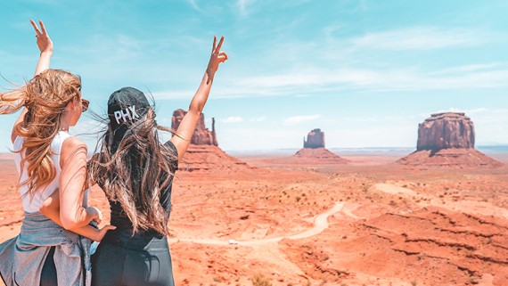 Twee vrouwen op vakantie in de woestijn