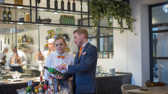 Studenten werken in een restaurant 