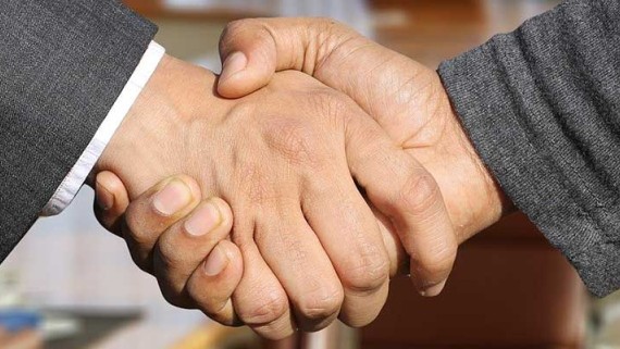 Twee mensen schudden elkaar de hand