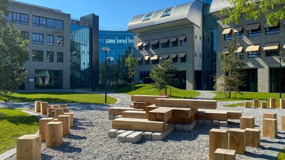 Houten banken voor het Frontier gebouw van BUas