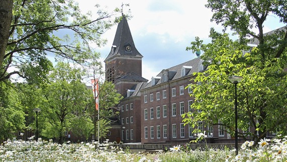 De BUas campus met bloemen in bloei