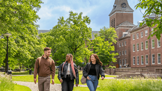 Studenten lopen over de BUas campus