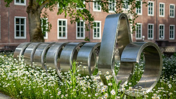Een kunstwerk in de tuin op de BUas campus