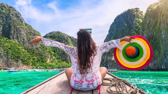 Een student bij een idyllisch meer op vakantie