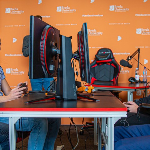 Twee studenten en twee docenten spelen een videogame