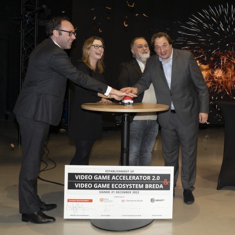 Jorrit Snijder en drie anderen drukken op een rode knop