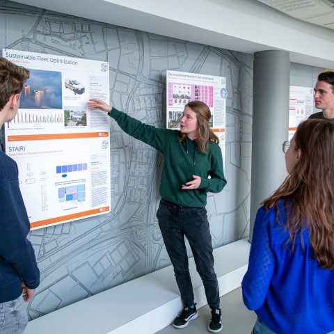 Een student presenteert voor medestudenten