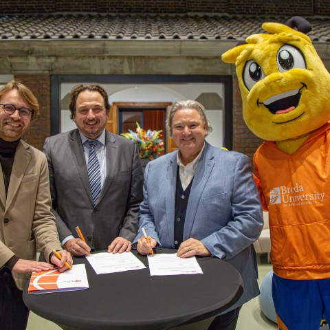 Jorrit Snijder en twee mannen tekenen een contract