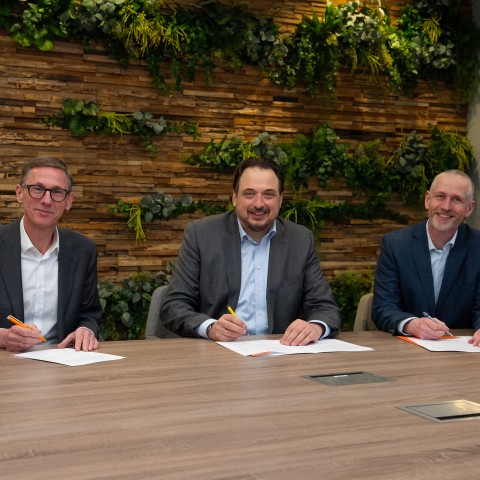 Jorrit Snijder en twee anderen ondertekenen een document