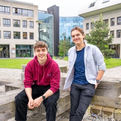 Twee studenten zitten op de BUas campus