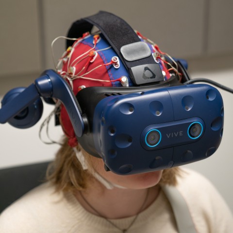 Een vrouw draagt een VR bril 