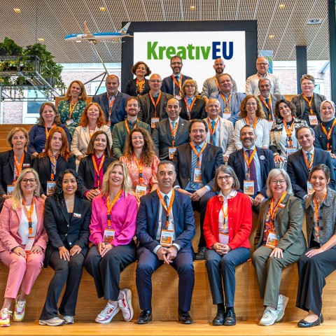 Groepsfoto van Jorrit Snijder en anderen op een trap