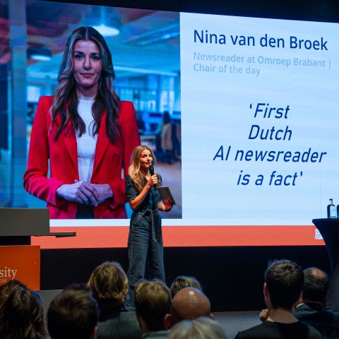 Nina van den Broek geeft een presentatie over nieuwslezers
